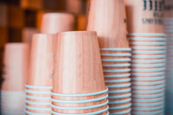Un montón de tazas desechables para el café — Foto de Stock
