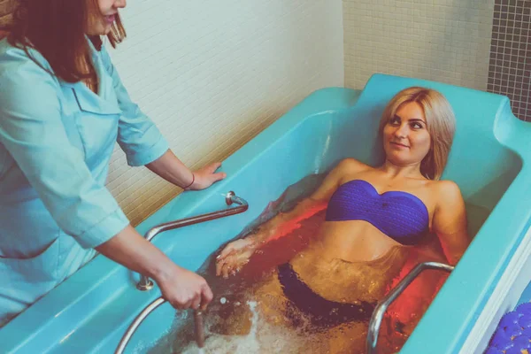 Blond Kobieta Relaks Salonie Spa Podczas Masażu Podwodnego — Zdjęcie stockowe