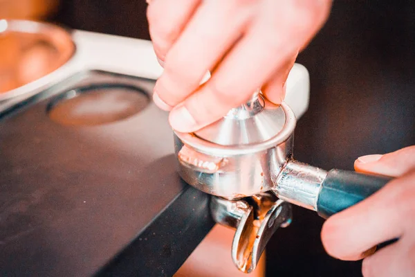 Fazer café na máquina de café — Fotografia de Stock