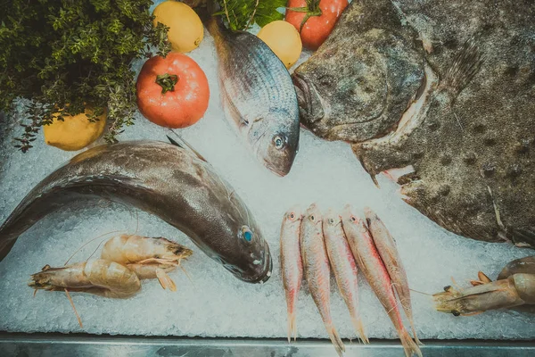 Pescado fresco en el restaurante de mar —  Fotos de Stock