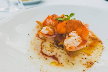 Beyaz bir tabak karides pişmiş