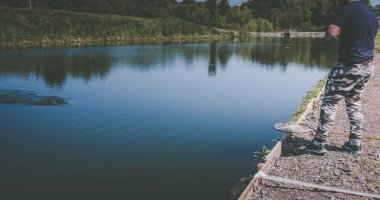 Balıkçı yakalamak gökkuşağı alabalığı Gölü