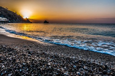 Gündoğumu kumsalda deniz