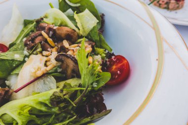 Beyaz bir plaka üzerinde dana Carpaccio