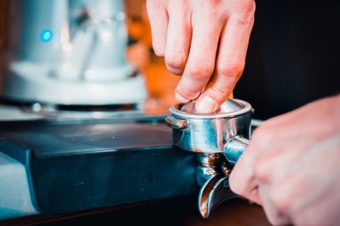 barmen bir kahve makinesi kahve hazırlar