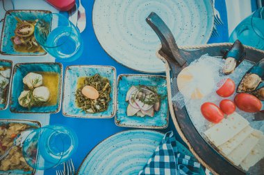 Bir balık restoranında farklı iştah açıcı atıştırmalıklar