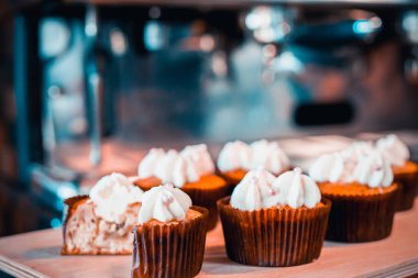 Kahve makinesi ve kafede capkake