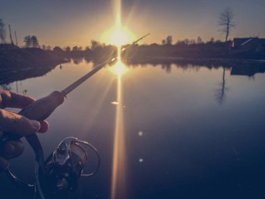 Gölde balık avlamak. Balıkçılık eğlencesi