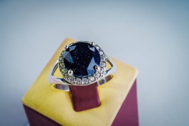 Güzel gümüş yüzük yakın