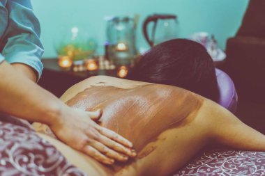 Spa salonunda çikolata masajı