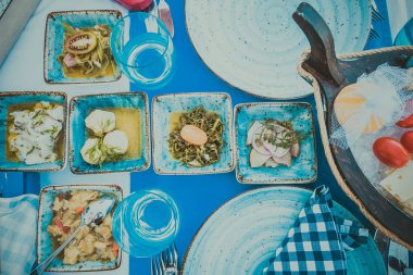 Bir balık restoranında farklı iştah açıcı atıştırmalıklar