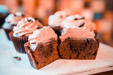 krema ile kesilmiş muffins