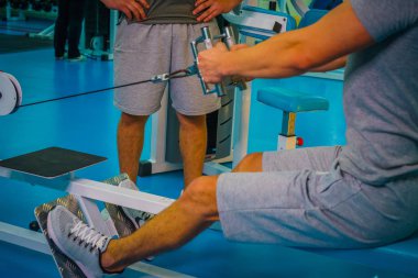 Spor salonunda vücut geliştirmeci