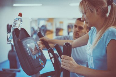 Kişisel eğitim kavramı. Koç ve istemci jimnastik salonu