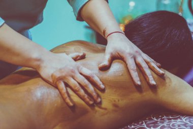 Spa salonunda çikolata masajı