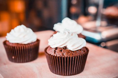 Krem şanti ile Cupcakes, tatlılar.