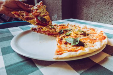 Bir tabakta Pizza margarita