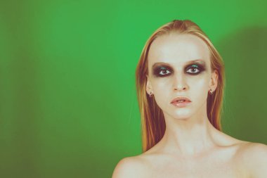 Makyaj yeşil gölgeler ile