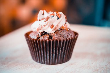 bir tepsi üzerinde pek çok güzel pastalar