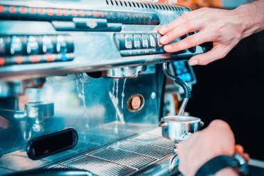 barmen bir kahve makinesi kahve hazırlar