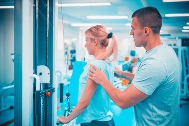 Kişisel eğitim kavramı. Koç ve istemci jimnastik salonu