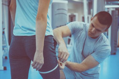 Kişisel eğitim kavramı. Koç ve istemci jimnastik salonu