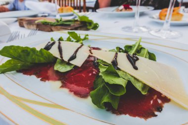 Beyaz bir plaka üzerinde dana Carpaccio