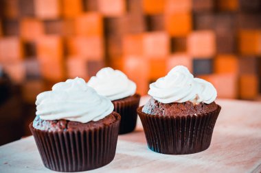 bir tepsi üzerinde pek çok güzel pastalar