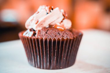 bir tepsi üzerinde pek çok güzel pastalar