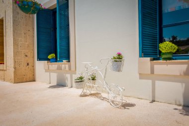 Güzel tatil beldesi. Denizin kenarında yaz tatili