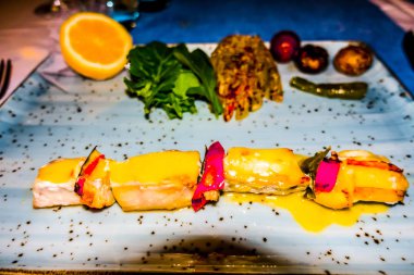 Bir tabakta kızarmış tarak