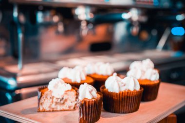 Kahve makinesi ve kafede capkake