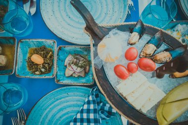 Bir balık restoranında farklı iştah açıcı atıştırmalıklar