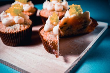 peynir ve salata ile cupcakes