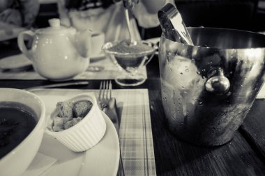 Bir tabak içinde domates çorbası