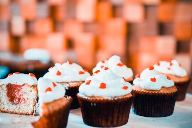 bir tepsi üzerinde pek çok güzel pastalar