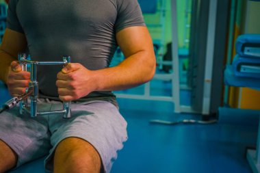 Spor salonunda vücut geliştirmeci