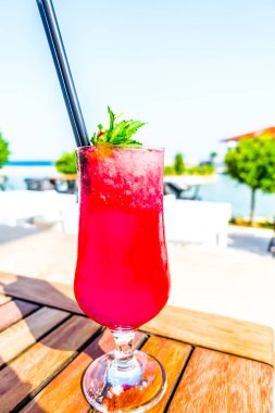 Tesiste güzel kokteyller