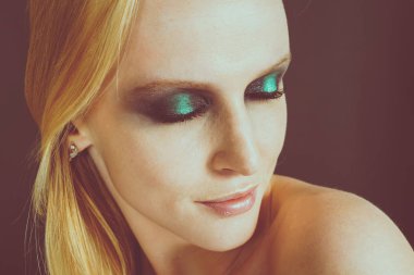 Makyaj yeşil gölgeler ile