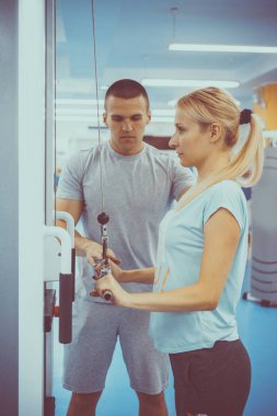 Kişisel eğitim kavramı. Koç ve istemci jimnastik salonu