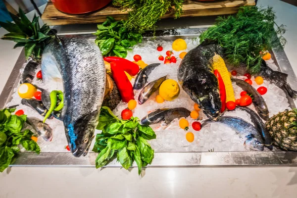 Peixe fresco num restaurante de peixe — Fotografia de Stock