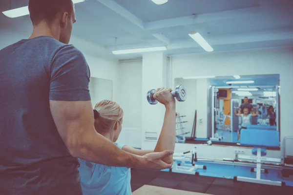 Persoonlijke training in de sportschool — Stockfoto