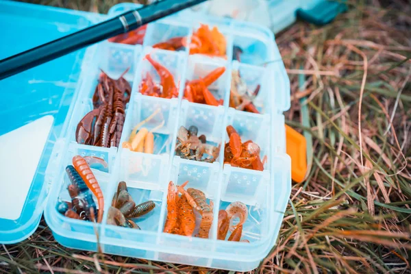 Der Fischer fischt auf dem See — Stockfoto