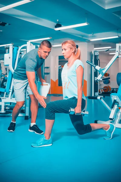 Persoonlijke training in de sportschool — Stockfoto