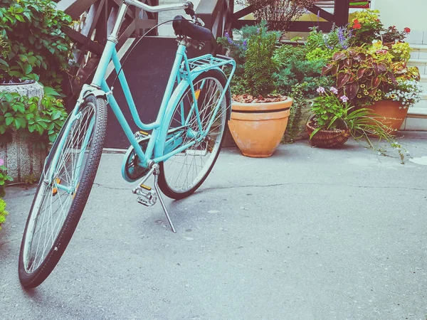 Φωτεινό Τυρκουάζ Ποδήλατο Στο Δρόμο — Φωτογραφία Αρχείου