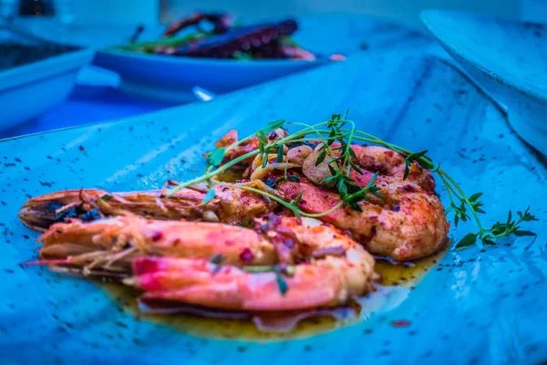 Gegrilde garnalen op een blauwe plaat — Stockfoto