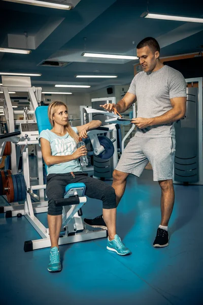 Persoonlijke training in de sportschool — Stockfoto