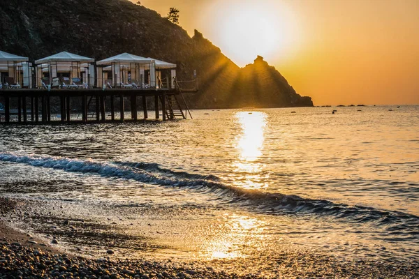 Schöner Sonnenaufgang in einem Badeort — Stockfoto