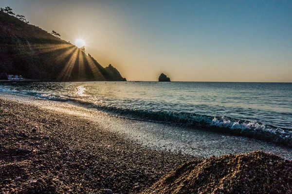 Beau lever de soleil au bord de la mer — Photo