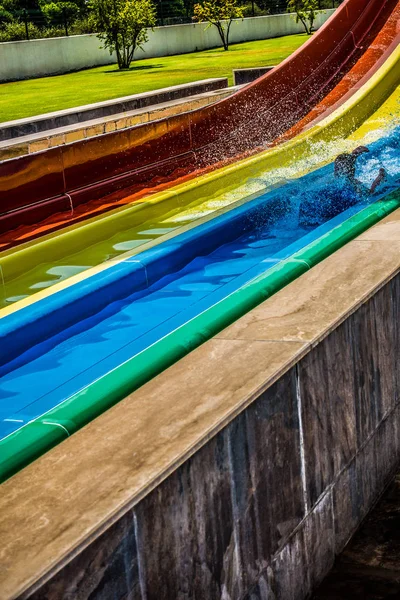 Le garçon monte un toboggan dans le parc aquatique — Photo